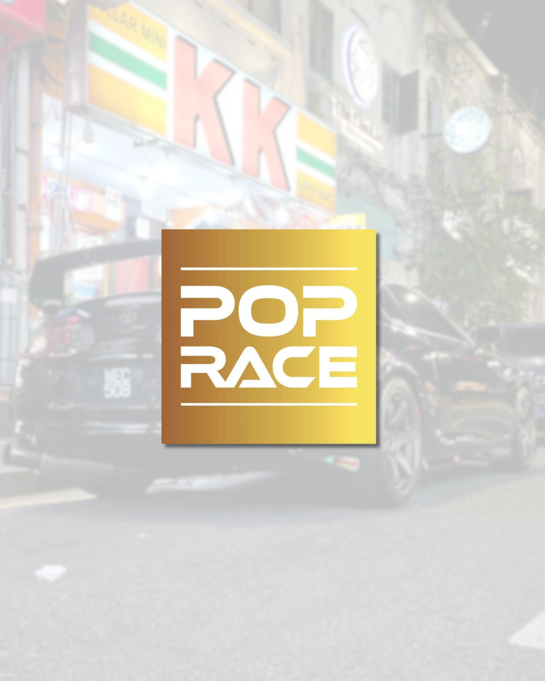 Logotipo dorado de la coleccion Pop Race sobre fondo urbano con coche deportivo negro estacionado