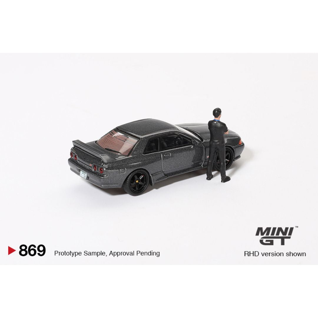 *EN CAMINO* Mini GT Nissan Skyline GT-R (R32) Gunmetal W/ Matsuda Figure - 869