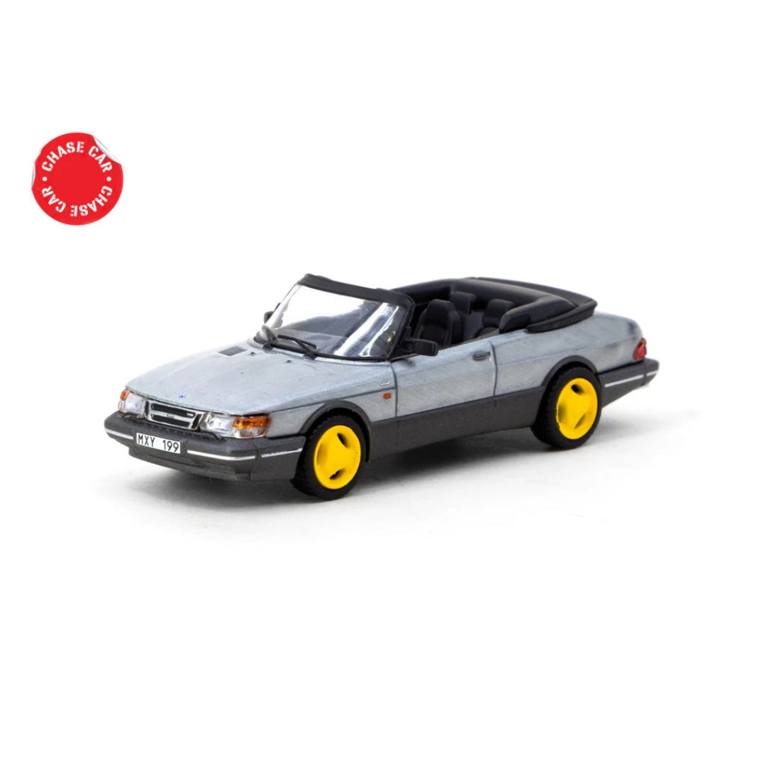 *EN CAMINO* Tarmac Works Saab 900 Turbo Convertible Yellow con Tarmac Cards Combo set