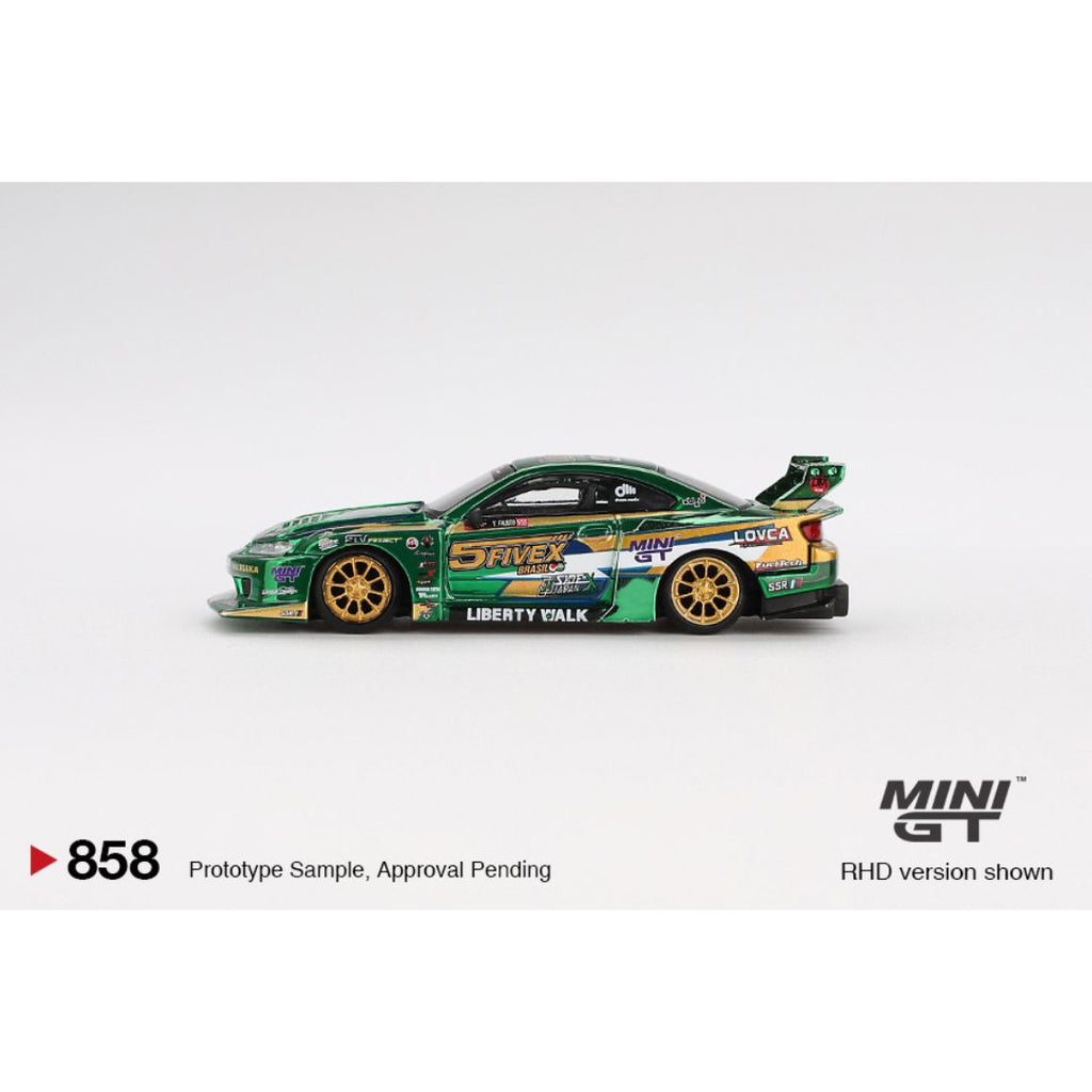 Mini GT S15 de Miskha Garage modelo a escala en verde con detalles dorados y decoración de carreras